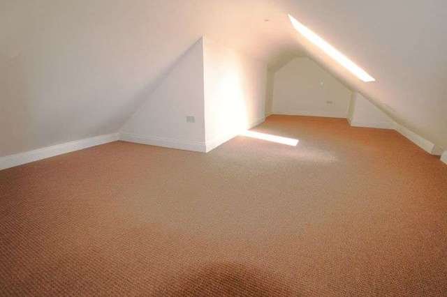  Image of 2 bedroom Flat to rent in Rayleigh Road Eastwood Leigh-on-Sea SS9 at Rayleigh Road  Leigh-On-Sea, SS9 5HU