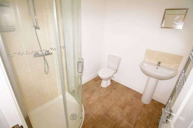  Image of 2 bedroom Flat to rent in Rayleigh Road Eastwood Leigh-on-Sea SS9 at Rayleigh Road  Leigh-On-Sea, SS9 5HU