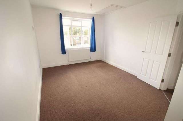  Image of 2 bedroom Flat to rent in Rayleigh Road Eastwood Leigh-on-Sea SS9 at Rayleigh Road  Leigh-On-Sea, SS9 5HU