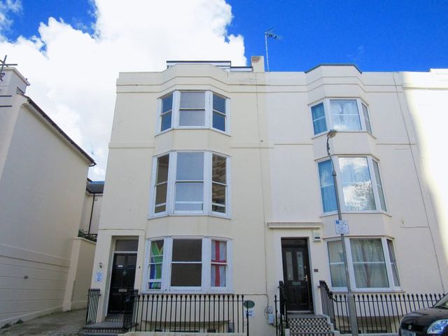  Image of 1 bedroom Flat to rent in Russell Square Brighton BN1 at Russell Square  Brighton, BN1 2EE