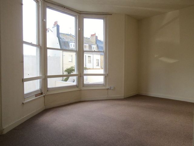  Image of 1 bedroom Flat to rent in Russell Square Brighton BN1 at Russell Square  Brighton, BN1 2EE