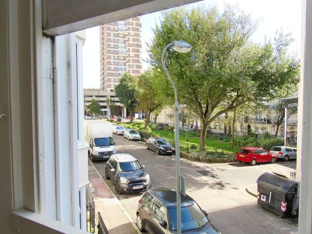  Image of 1 bedroom Flat to rent in Russell Square Brighton BN1 at Russell Square  Brighton, BN1 2EE