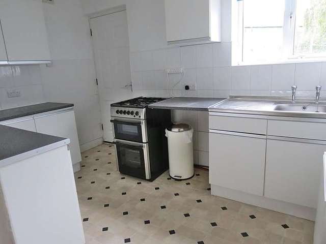  Image of 2 bedroom Flat to rent in Sandringham Crescent Moortown Leeds LS17 at Leeds LS17 Leeds, LS17 8DE