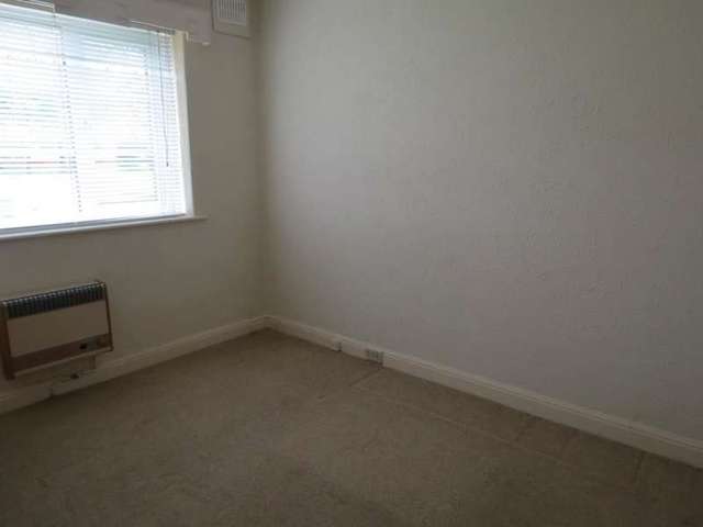  Image of 2 bedroom Flat to rent in Sandringham Crescent Moortown Leeds LS17 at Leeds LS17 Leeds, LS17 8DE