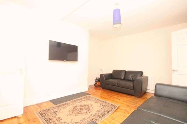  Image of 1 bedroom Property to rent in Simonside Terrace Heaton Newcastle upon Tyne NE6 at Simonside Terrace Heaton Newcastle Upon Tyne, NE6 5DZ