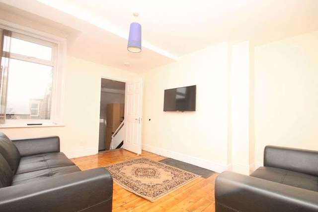  Image of 1 bedroom Property to rent in Simonside Terrace Heaton Newcastle upon Tyne NE6 at Simonside Terrace Heaton Newcastle Upon Tyne, NE6 5DZ