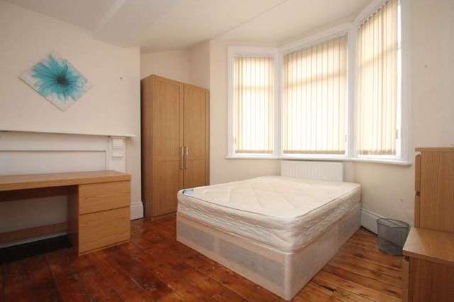  Image of 1 bedroom Property to rent in Simonside Terrace Heaton Newcastle upon Tyne NE6 at Simonside Terrace Heaton Newcastle Upon Tyne, NE6 5DZ