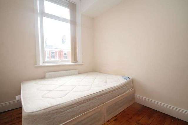 Image of 1 bedroom Property to rent in Simonside Terrace Heaton Newcastle upon Tyne NE6 at Simonside Terrace Heaton Newcastle Upon Tyne, NE6 5DZ
