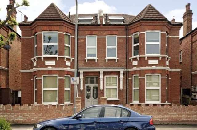  Image of 1 bedroom Flat to rent in Skardu Road London NW2 at Skardu Road Cricklewood London, NW2 3ES