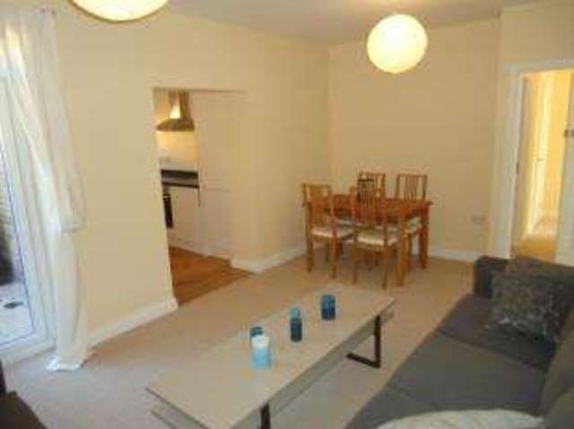  Image of 2 bedroom Flat for sale in Seagarth Lane Shirley Southampton SO16 at Southampton Hampshire Lordswood, SO16 6RL