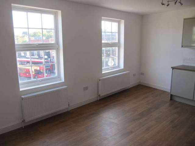  Image of 1 bedroom Flat to rent in Station Lane Hornchurch RM12 at Station Lane  Hornchurch, RM12 6NJ