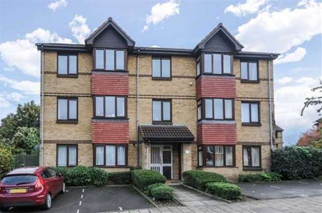  Image of 2 bedroom Flat for sale in Sterling Gardens London SE14 at New Cross, SE14 6DU