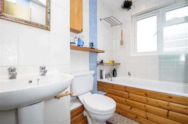  Image of 2 bedroom Flat for sale in Sterling Gardens London SE14 at New Cross, SE14 6DU