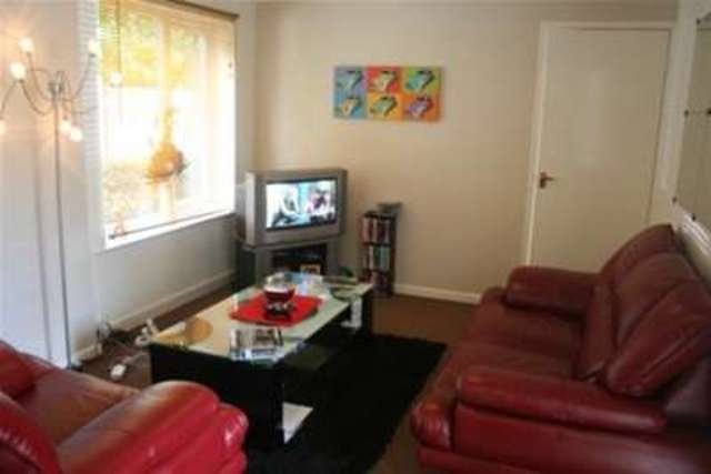  Image of 1 bedroom Property to rent in Swallow Close Leeds LS17 at Leeds, LS17 8XL
