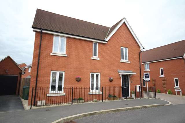  Image of 3 bedroom Detached house for sale in The Warren Aylesbury HP18 at The Warren Berryfields Aylesbury, HP18 0FL
