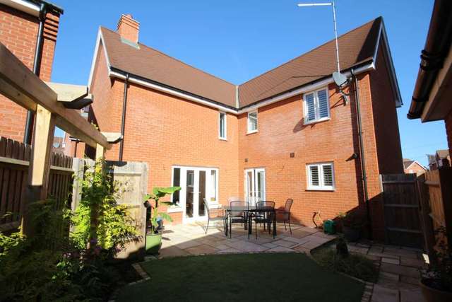  Image of 3 bedroom Detached house for sale in The Warren Aylesbury HP18 at The Warren Berryfields Aylesbury, HP18 0FL