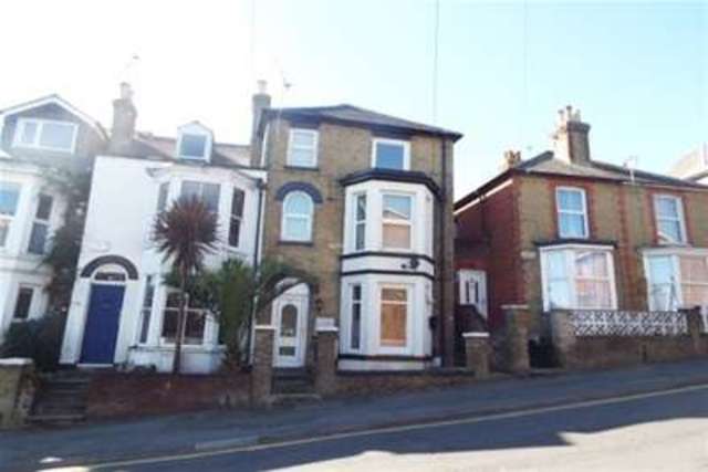  Image of 2 bedroom Maisonette to rent in Victoria Road Cowes PO31 at Cowes, PO31 7JQ