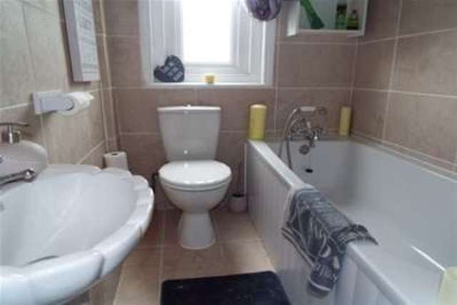  Image of 2 bedroom Maisonette to rent in Victoria Road Cowes PO31 at Cowes, PO31 7JQ