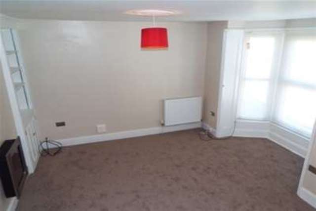  Image of 2 bedroom Maisonette to rent in Victoria Road Cowes PO31 at Cowes, PO31 7JQ