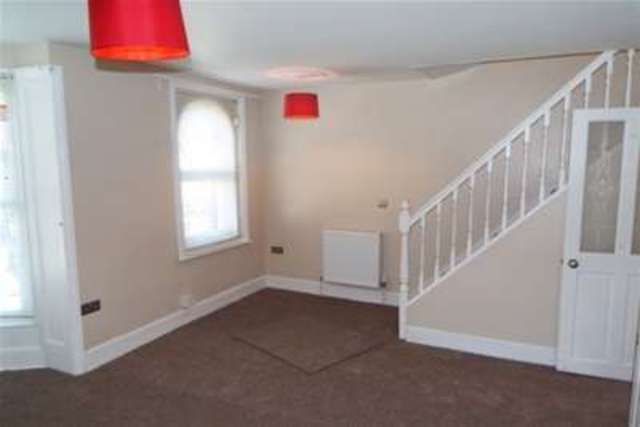  Image of 2 bedroom Maisonette to rent in Victoria Road Cowes PO31 at Cowes, PO31 7JQ