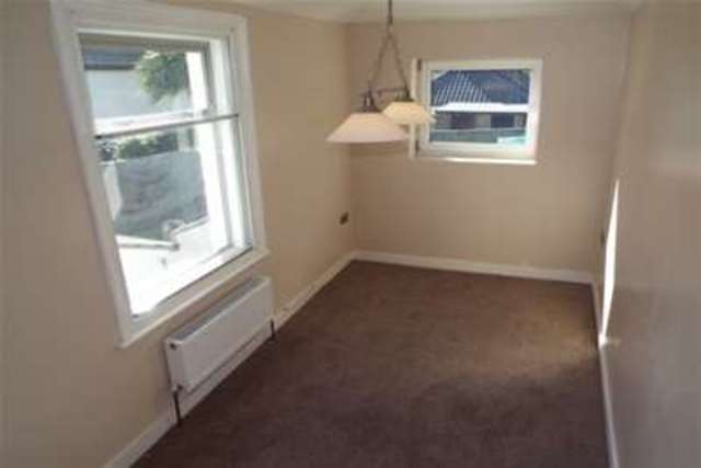  Image of 2 bedroom Maisonette to rent in Victoria Road Cowes PO31 at Cowes, PO31 7JQ