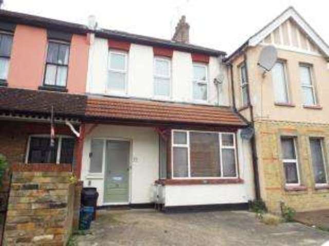  Image of 2 bedroom Flat for sale in Shakespeare Drive Westcliff-on-Sea SS0 at Westcliff-on-Sea Essex Prittlewell, SS0 9AA
