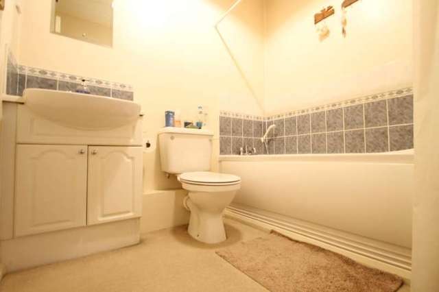  Image of 2 bedroom Apartment to rent in Whitstable Place Croydon CR0 at Dering Road  Croydon, CR0 1SA