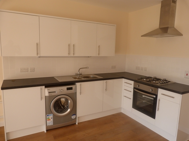  Image of 2 bedroom Flat to rent in Martin Way Morden SM4 at Martin Way  Morden, SM4 4AJ