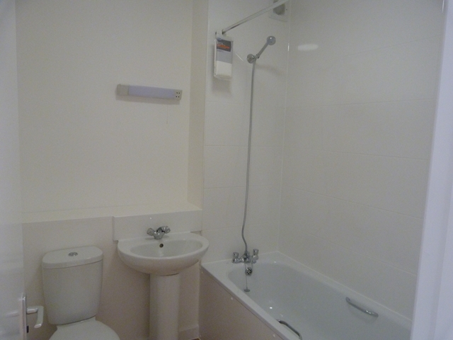  Image of 2 bedroom Flat to rent in Martin Way Morden SM4 at Martin Way  Morden, SM4 4AJ