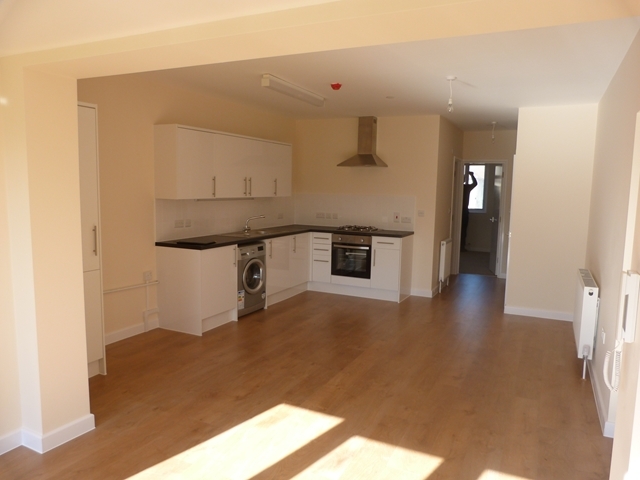  Image of 2 bedroom Flat to rent in Martin Way Morden SM4 at Martin Way  Morden, SM4 4AJ