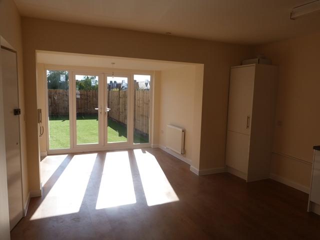  Image of 2 bedroom Flat to rent in Martin Way Morden SM4 at Martin Way  Morden, SM4 4AJ