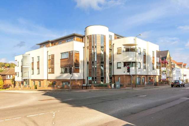 Image of 2 bedroom Apartment for sale in Stag Lane Berkhamsted HP4 at Dell Court Stag Lane Berkhamsted, HP4 1FL