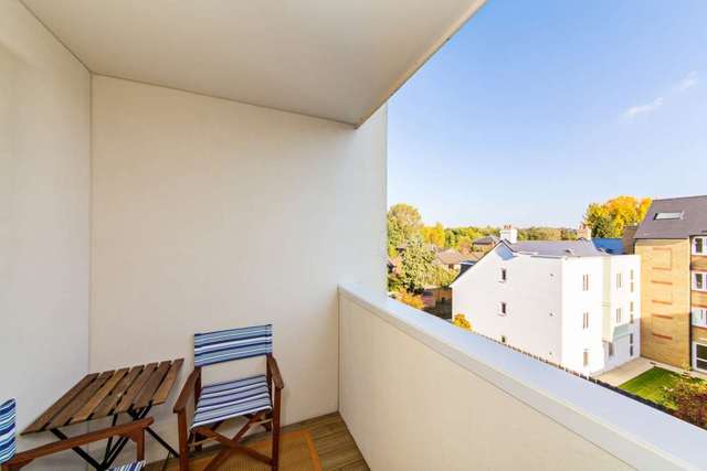 Image of 2 bedroom Apartment for sale in Stag Lane Berkhamsted HP4 at Dell Court Stag Lane Berkhamsted, HP4 1FL