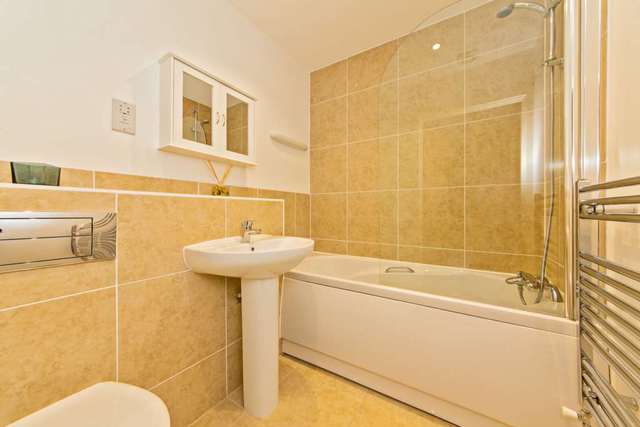  Image of 2 bedroom Apartment for sale in Stag Lane Berkhamsted HP4 at Dell Court Stag Lane Berkhamsted, HP4 1FL