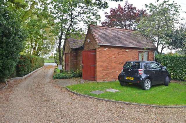  Image of 3 bedroom Cottage for sale in Ascot Road Nuptown Warfield Bracknell RG42 at Ascot Road  Nuptown, RG42 6HR