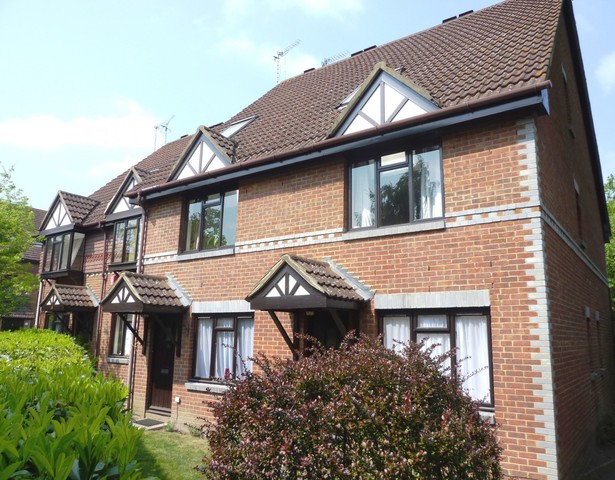  Image of 1 bedroom Flat to rent in Tintagel Way Woking GU22 at Oriental Road  Woking, GU22 7DG