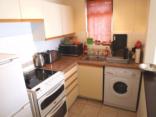  Image of 1 bedroom Flat to rent in Tintagel Way Woking GU22 at Oriental Road  Woking, GU22 7DG