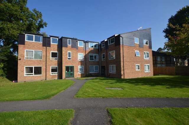  Image of 2 bedroom Flat to rent in Rectory Close Bracknell RG12 at Bracknell, RG12 7BD