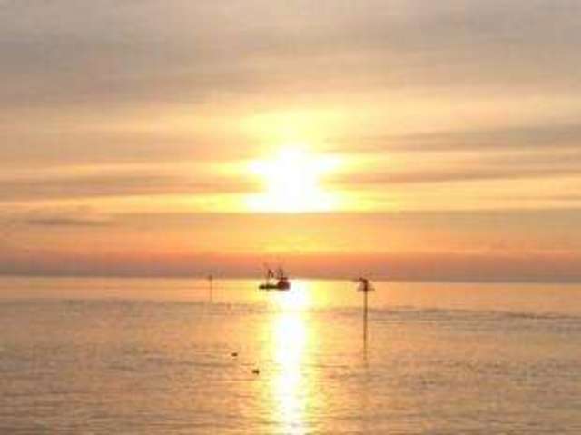  Image of 2 bedroom Flat for sale in Grand Parade Leigh-on-Sea SS9 at 81 Grand Parade Leigh-On-Sea Leigh-on-Sea, SS9 1DR