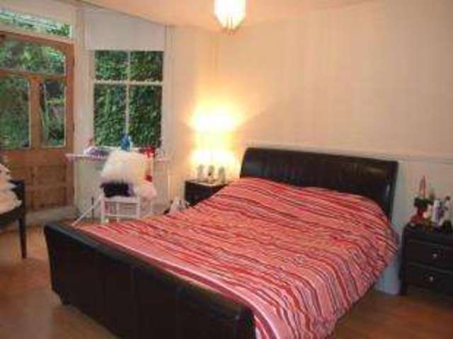  Image of 2 bedroom Flat for sale in Grand Parade Leigh-on-Sea SS9 at 81 Grand Parade Leigh-On-Sea Leigh-on-Sea, SS9 1DR