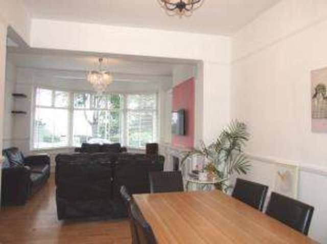  Image of 2 bedroom Flat for sale in Grand Parade Leigh-on-Sea SS9 at 81 Grand Parade Leigh-On-Sea Leigh-on-Sea, SS9 1DR