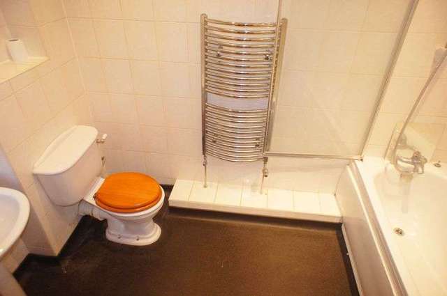  Image of 2 bedroom Flat to rent in High Street Alton GU34 at High Street  Alton, GU34 1ET