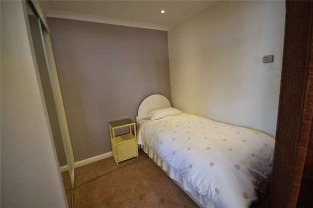  Image of 1 bedroom Studio flat to rent in Barkham Ride Finchampstead Wokingham RG40 at Finchampstead Wokingham Finchampstead, RG40 4ET