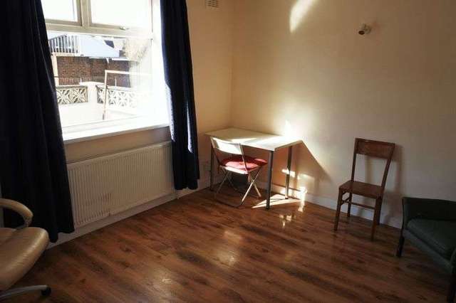  Image of 3 bedroom Terraced house to rent in Bloomfield Road London SE18 at Bloomfield Road Plumstead London, SE18 7JH