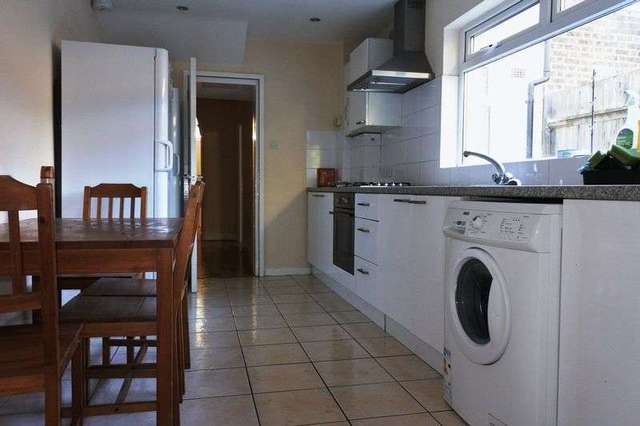  Image of 3 bedroom Terraced house to rent in Bloomfield Road London SE18 at Bloomfield Road Plumstead London, SE18 7JH