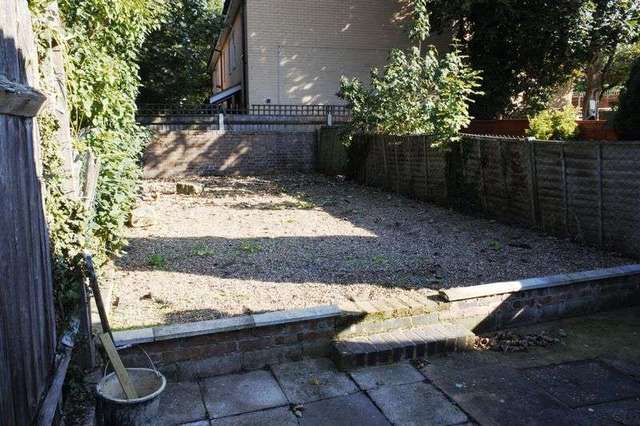  Image of 3 bedroom Terraced house to rent in Bloomfield Road London SE18 at Bloomfield Road Plumstead London, SE18 7JH