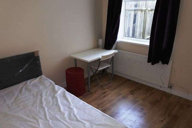  Image of 3 bedroom Terraced house to rent in Bloomfield Road London SE18 at Bloomfield Road Plumstead London, SE18 7JH