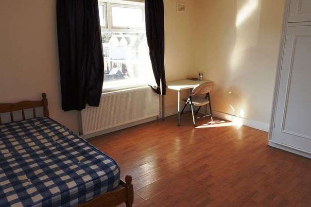  Image of 3 bedroom Terraced house to rent in Bloomfield Road London SE18 at Bloomfield Road Plumstead London, SE18 7JH