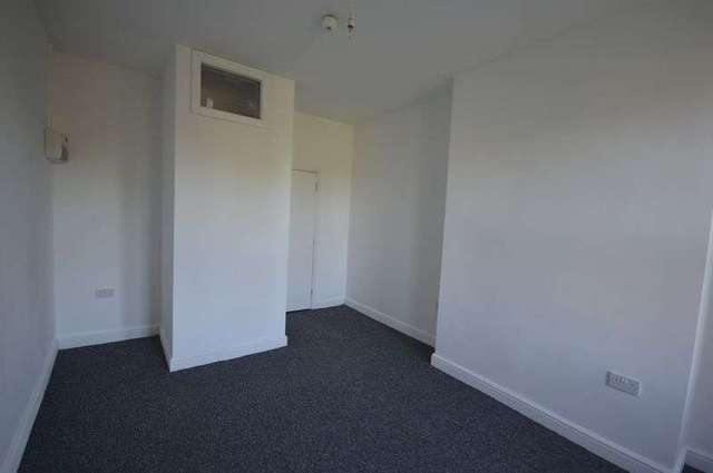  Image of 1 bedroom Flat to rent in Clarendon Park Road Leicester LE2 at Clarendon Park Road  Leicester, LE2 3AH