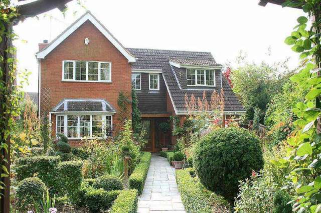  Image of 4 bedroom Detached house for sale in Castle Hill Road Totternhoe Dunstable LU6 at Totternhoe Beds. Church End, LU6 1RG